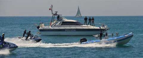 Barche e acquascooter terrore dei bagnanti: la costa barese  pericolosa